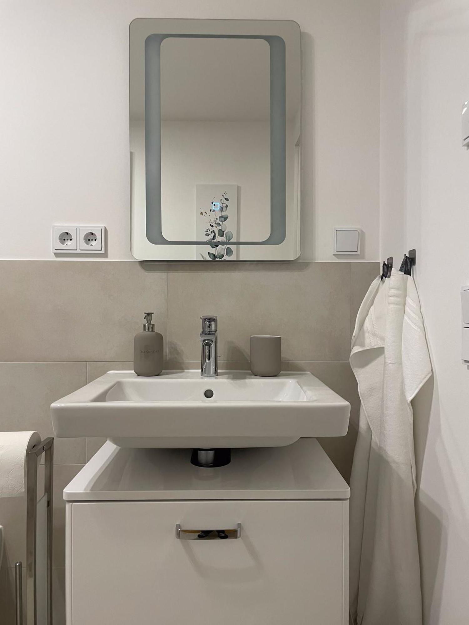 Apartment Luxurious And Stylish At Ber Airport *